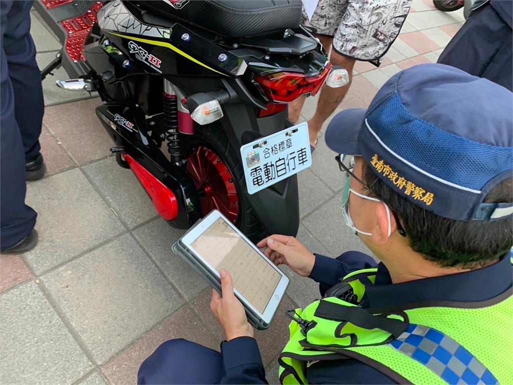 微電車掛牌新法上路　台南警製多國語言文宣稽查