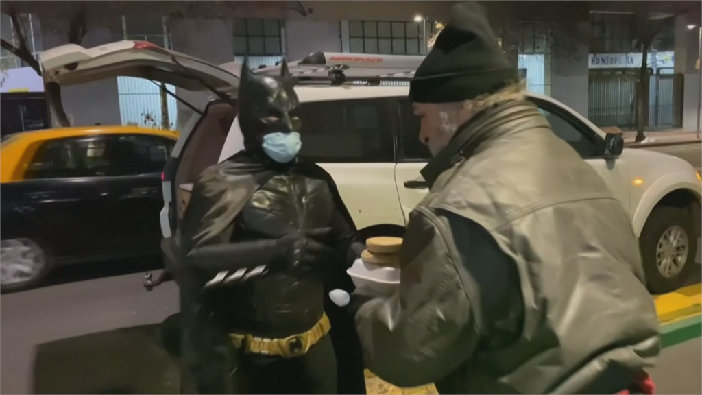 「蝙蝠俠」分送熱食匿名行善 智利街友直呼好暖心