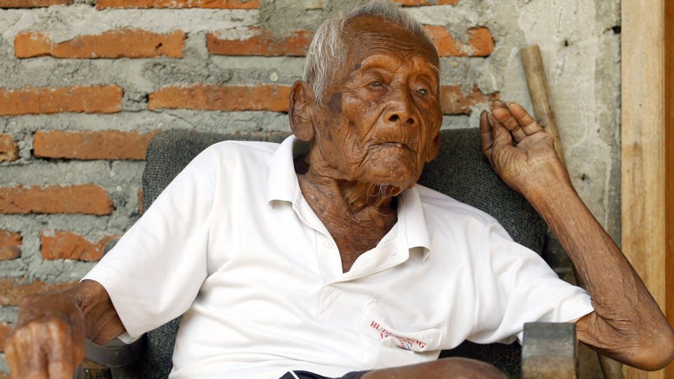 印尼146歲人瑞離世！　24年前就認為「活太久」自備棺材、墓碑