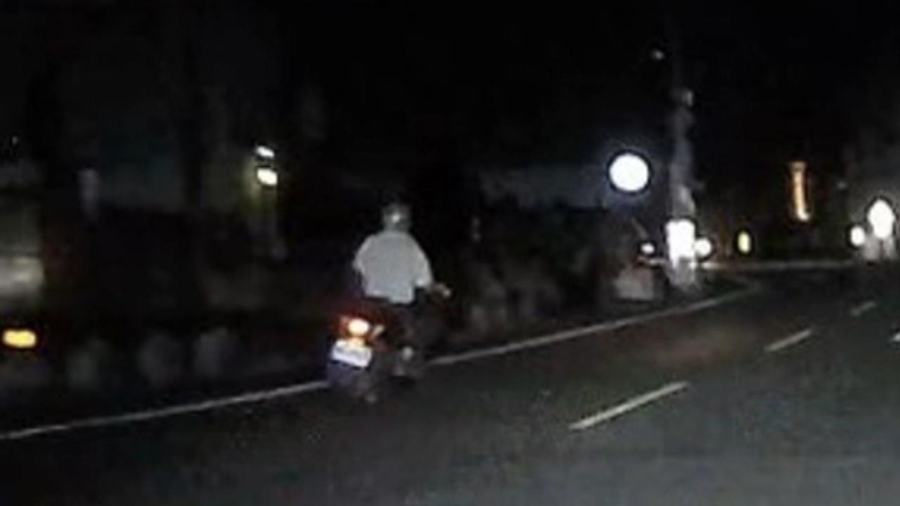 不勝酒力扶號誌桿？　台中阿伯一路騎車蛇行、逆向行駛