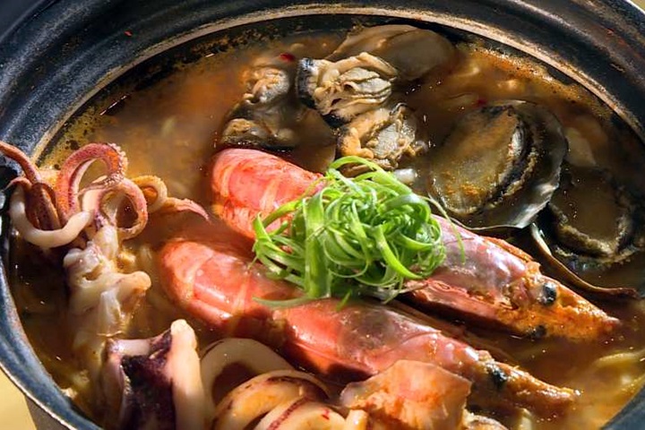 韓式海鮮豆腐鍋不配飯 彈牙拉麵更吸湯