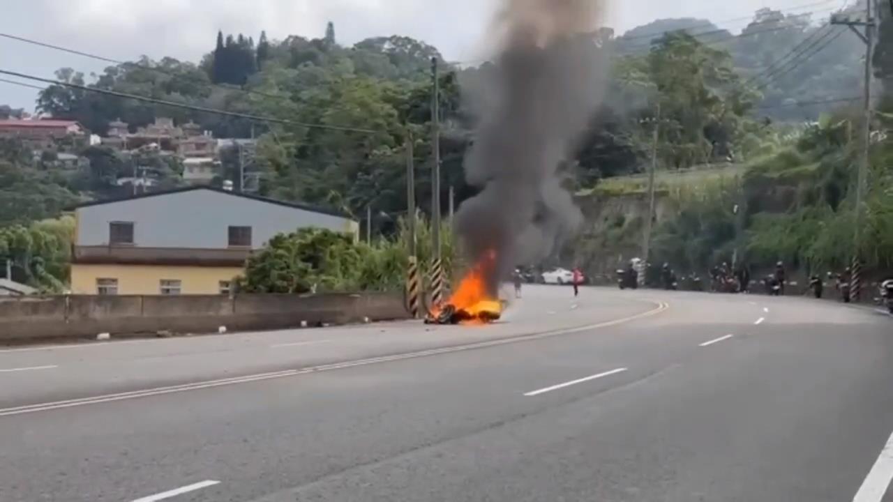 重機疑過彎不慎打滑"起火燃燒" 大湖分局長恰巧經過助滅火