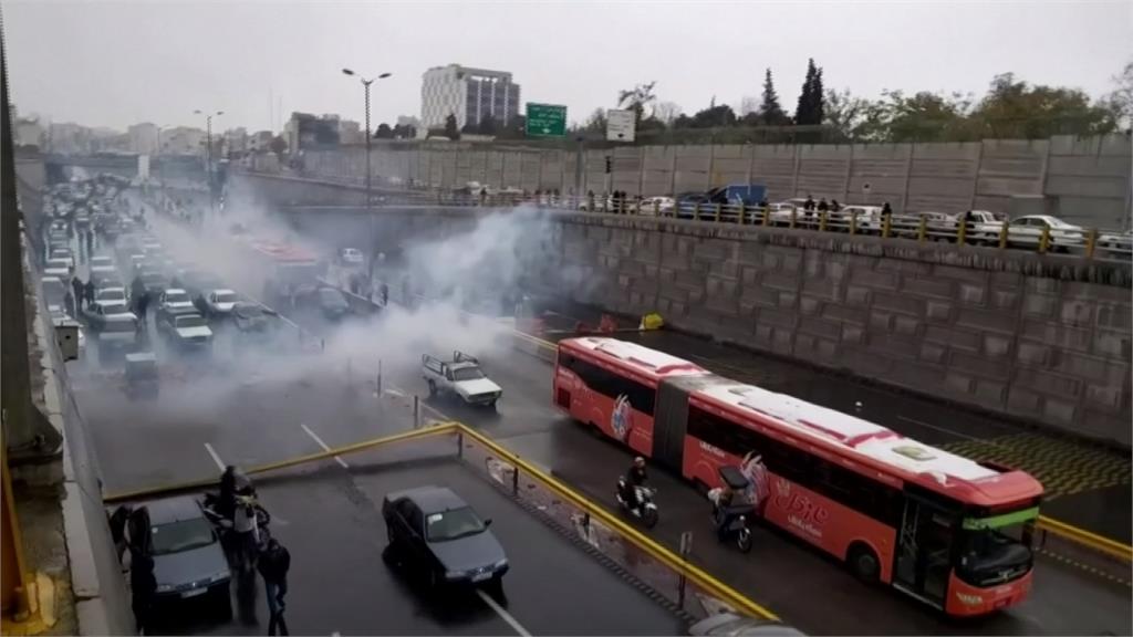 伊朗調漲油價！多地示威抗議釀1死多傷