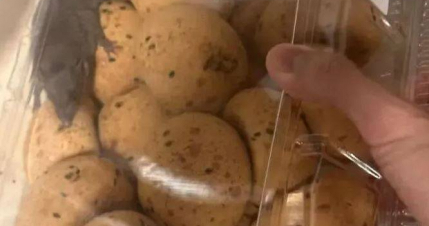 陸高檔超市出包!麻薯盒驚現「活老鼠趴臥」 消費者嚇喊:人都懵了