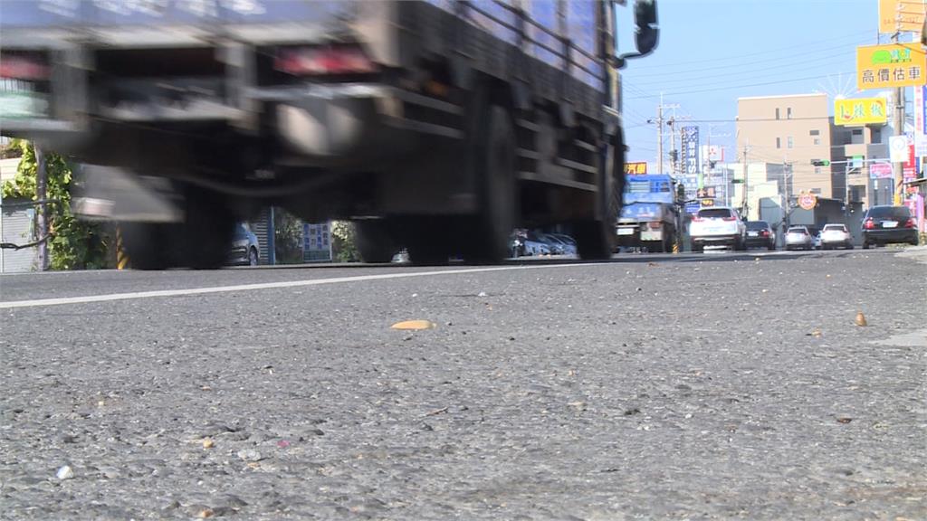趁父親不注意跟出門　幼童深夜跑進大馬路駕駛急閃