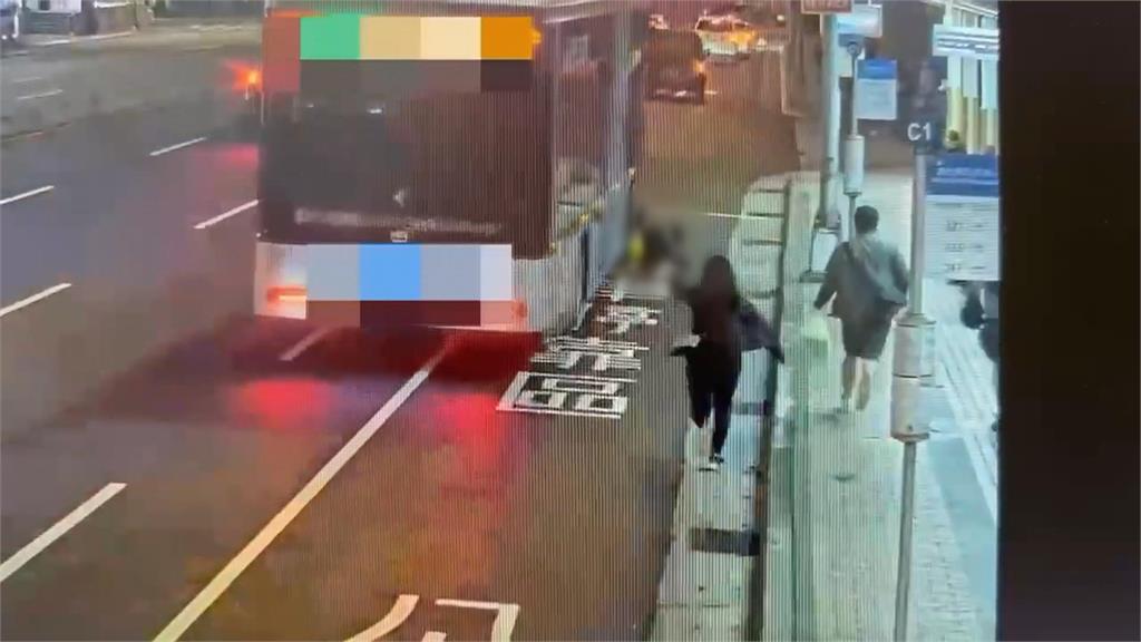 我還沒上車啊！　女上公車門突關「手腳被夾」拖行20米　恐怖畫面曝