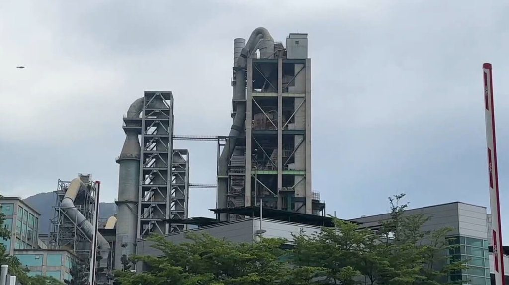 台泥花蓮廠木屑皮帶竄火煙　消防1小時撲滅無傷亡