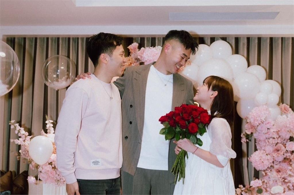 快新聞／求婚現場「他」也來了！　王齊麟左擁右抱爽喊：我兩個都愛
