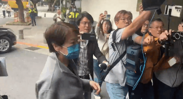 快新聞/黃珊珊中午抵廉政署! 舉手示意、不發一語入內畫面曝