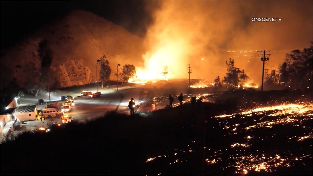 加州野火燒不停 20萬人撤離宣布緊急狀態