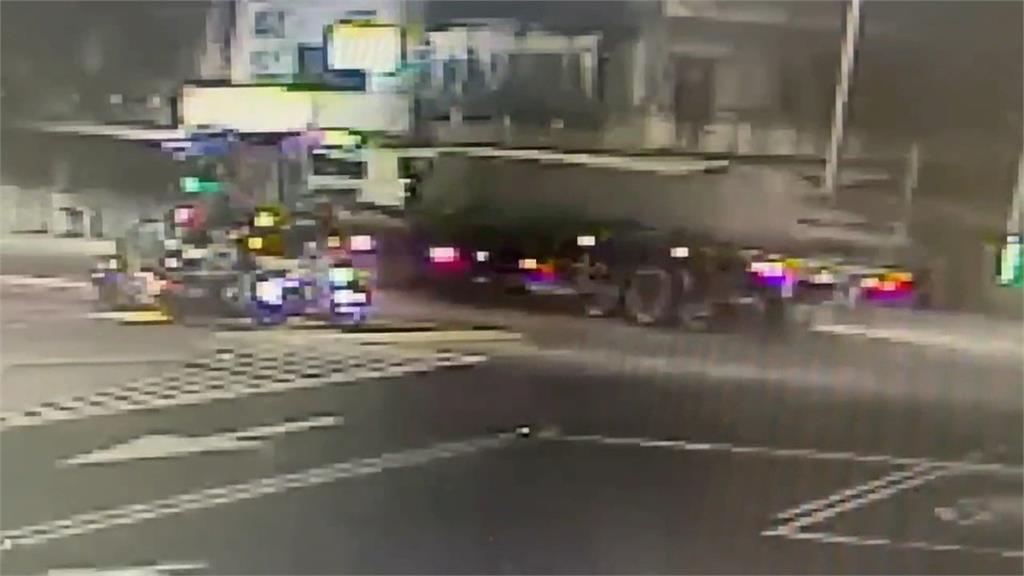 疑過彎太快！　斗六拖板車失控「頭身分離」撞4宅