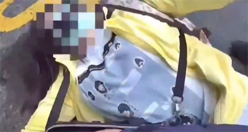 快新聞／32歲女「拒盤查」躺馬路耍賴　朝警吐口水、被拘留竟要求「敷面膜」