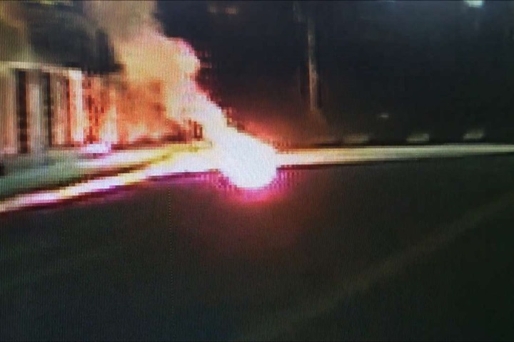 太歲頭上動土！警局門前飛車追逐丟信號彈