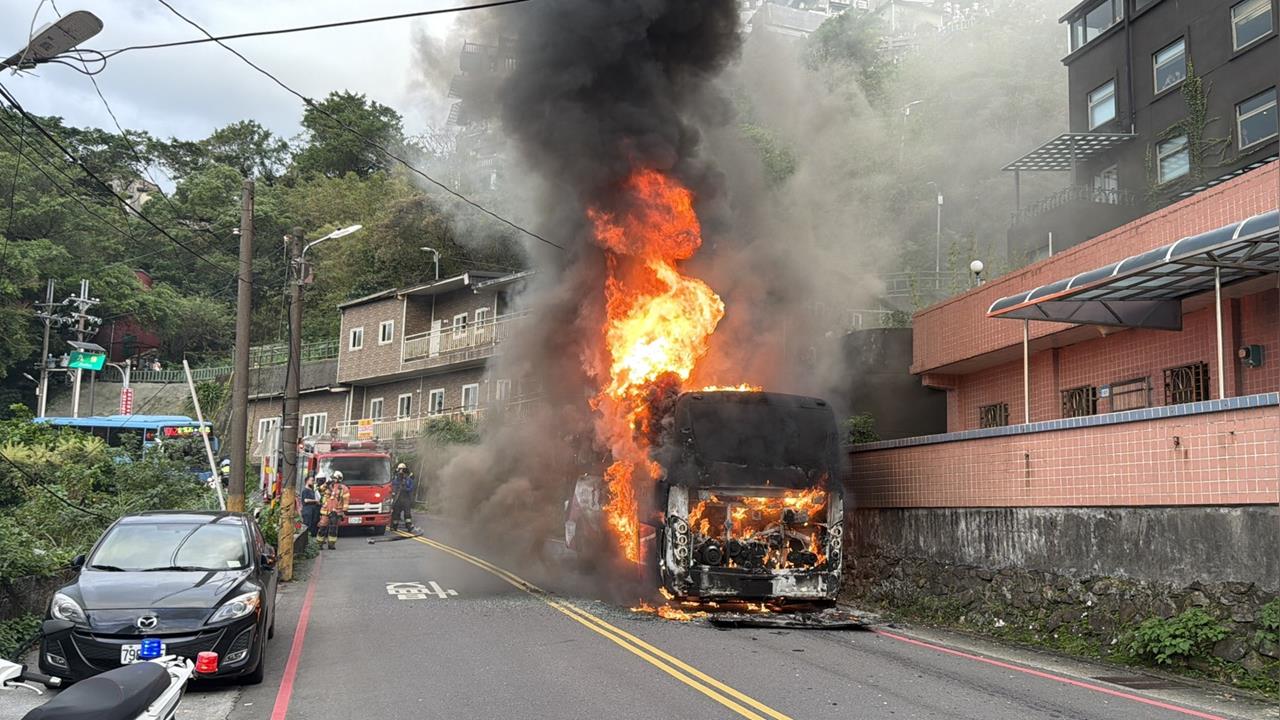最新/九份老街遊覽車燒起來了!黑煙直竄駭人畫面曝光