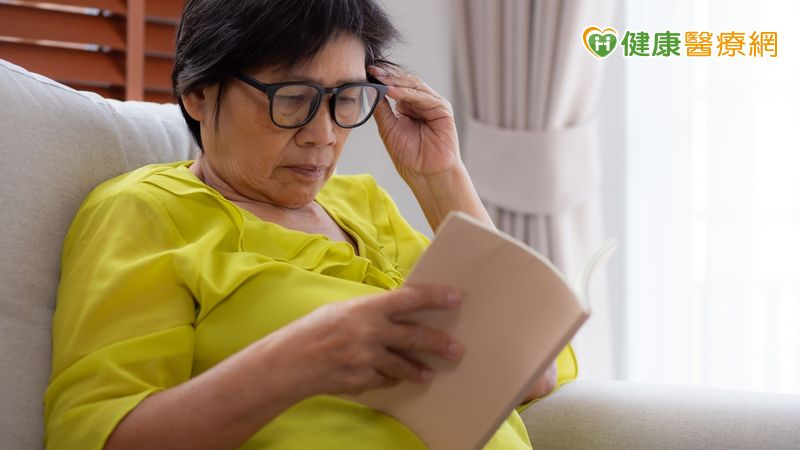 73歲婦誦經看不清怕念錯!竟是白內障惹禍 手術後視野如「開光」