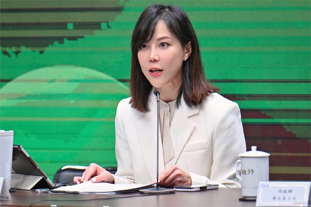 快新聞／「選罷法覆議案」　行政院祕書長龔明鑫親送公文至立法院