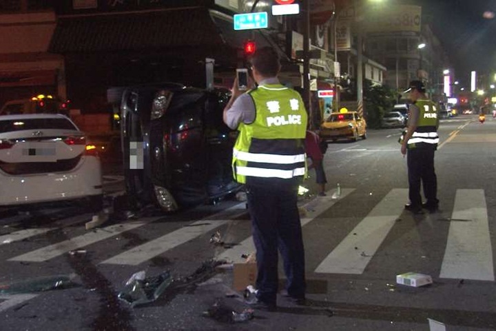 載母到醫院顧病父 醫院前遭撞翻車