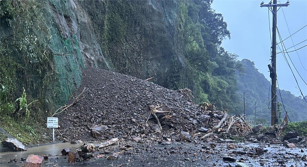 快新聞／豪雨狂炸！北橫牛鬥段邊坡土石坍滑　預計今中午搶通