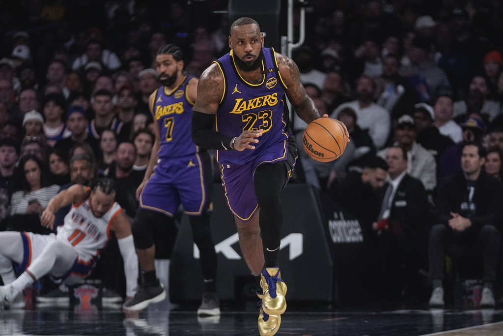 NBA(影)/「全力詹」麥迪遜廣場花園大三元演出 率湖人客場痛宰尼克