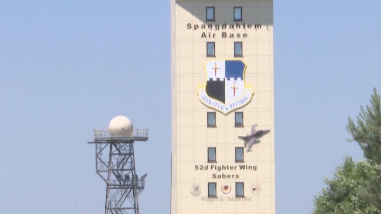 美軍F-16德國基地附近墜毀 飛行員緊急彈射逃生.送醫治療