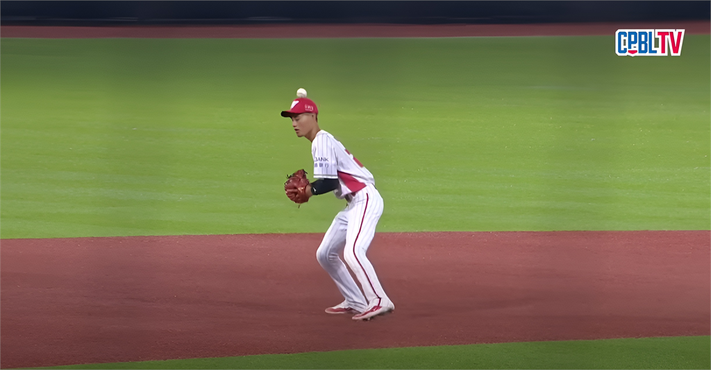 中職(影)／沒看過這種PLAY！彈到頭頂張政禹神奇處理球網友大讚反應神速