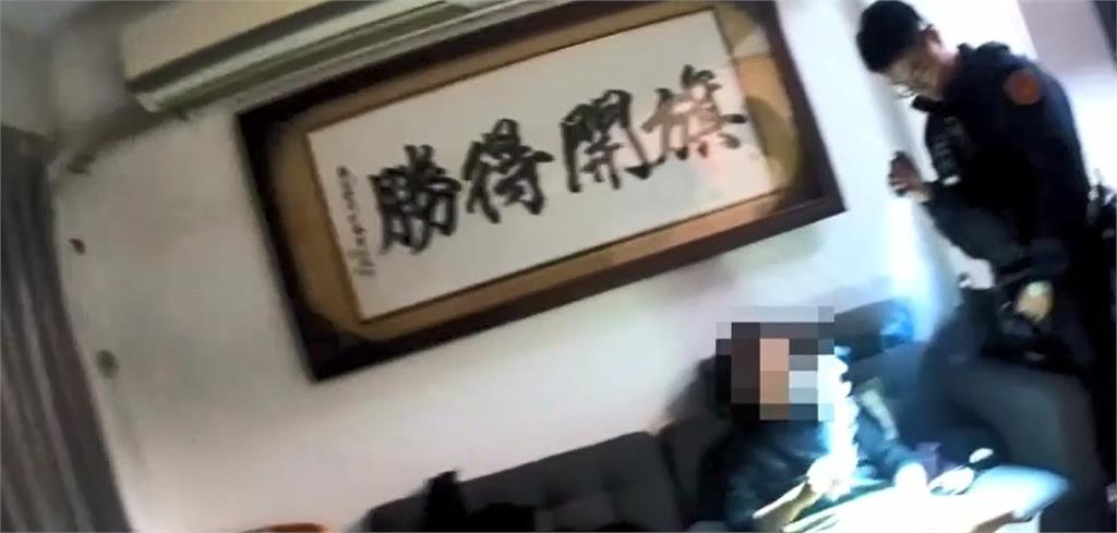 亮槍亮刀！　討七千元債務限制朋友自由　大安警破門救人