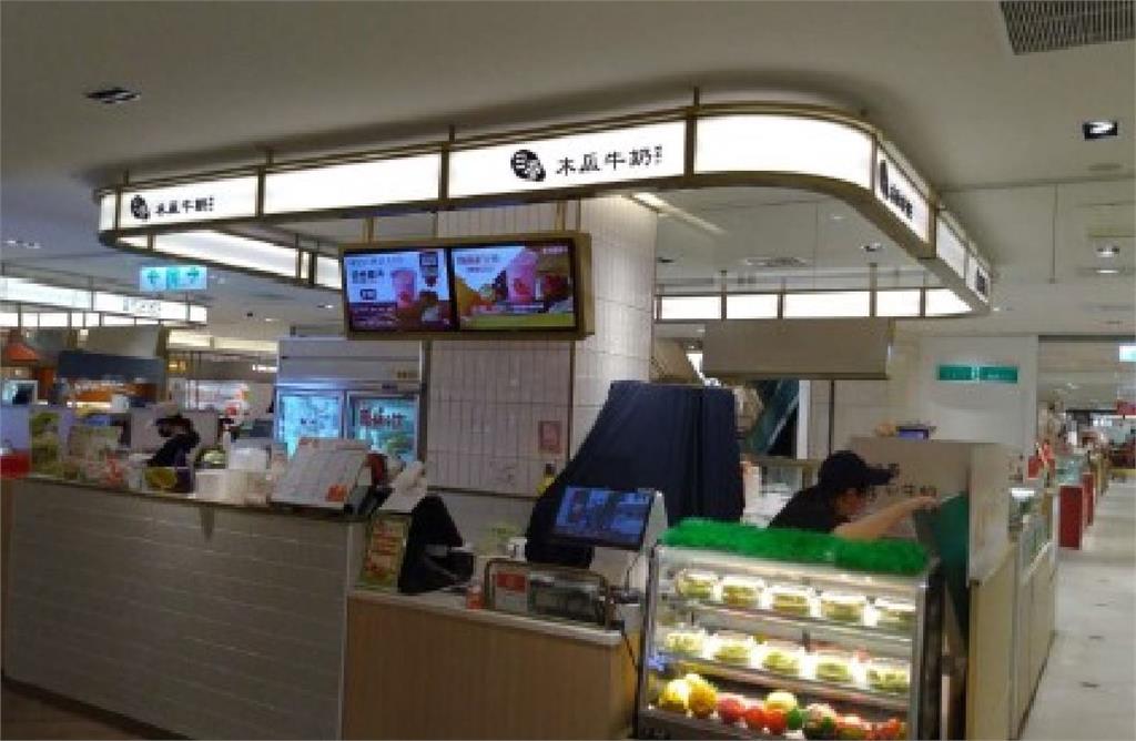 快新聞／「日春」遭爆用發霉木瓜、過期牛奶　北市衛生局稽查兩分店揪缺失