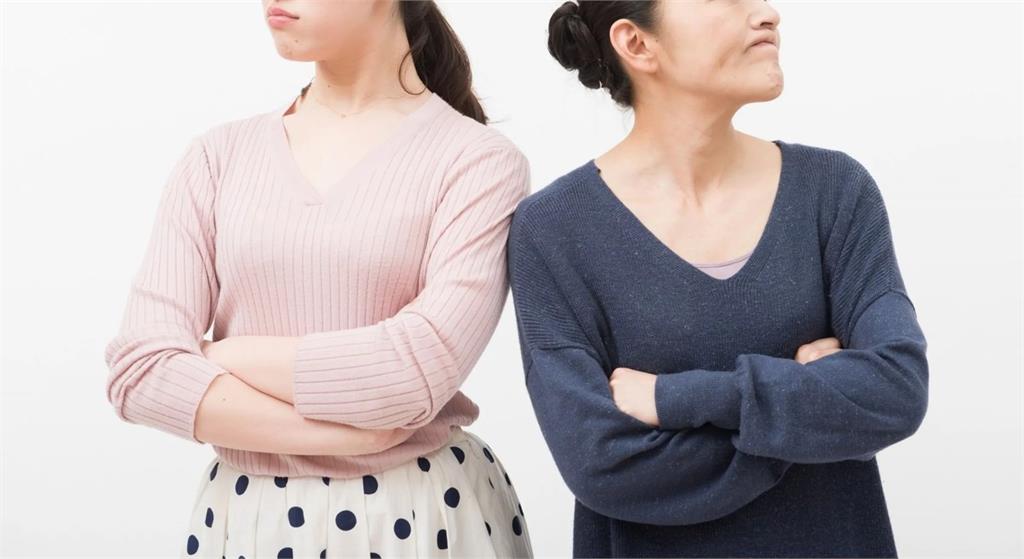 旅遊要母允許、穿娘指定襪　人妻崩潰揭52歲「老媽寶」離譜行徑