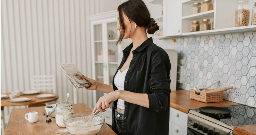 女性放屁更臭?科學家揭示生理現象與大腦健康的驚人關聯