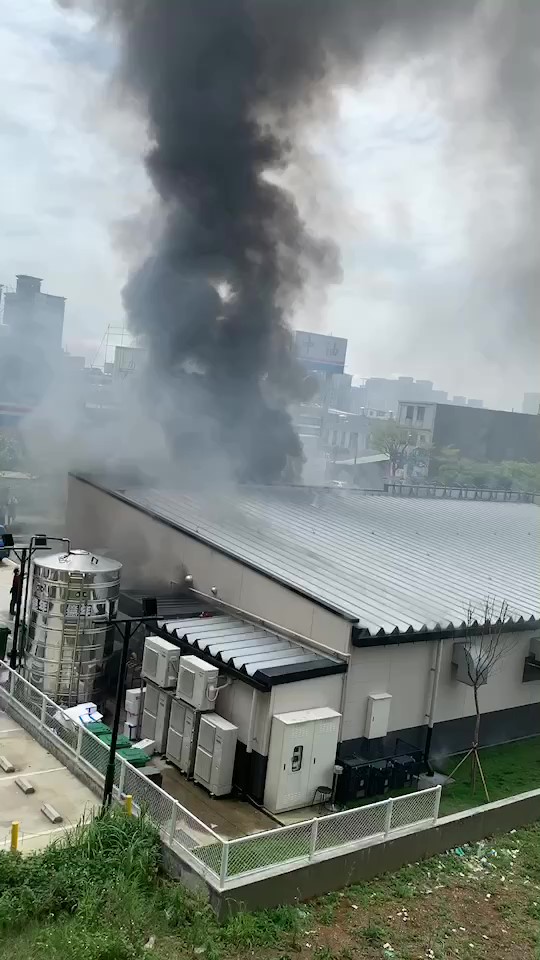 快新聞／桃園「壽司郎」外冒濃煙！　感情糾紛「縱火」14輛機車全燒到剩骨架