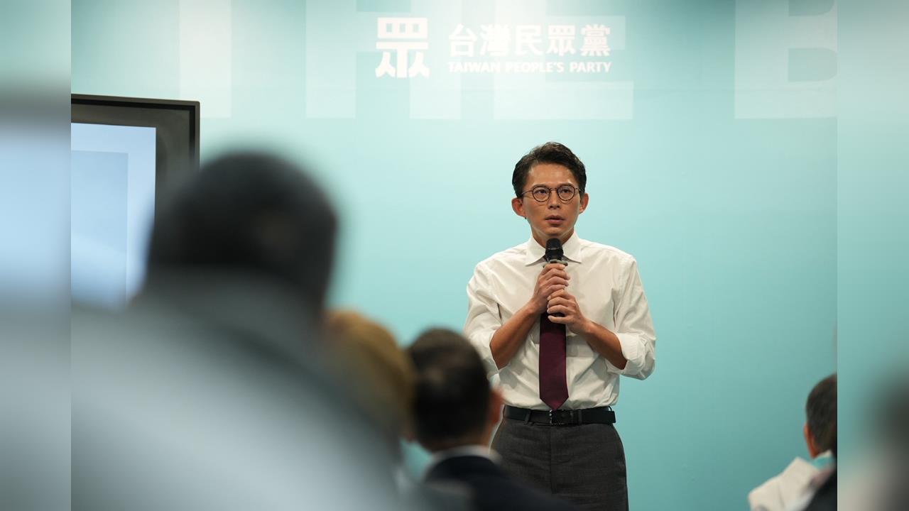 快新聞/柯文哲遇「學妹」陳情!被嚇到往後退? 黃國昌:難道要擋住她嗎