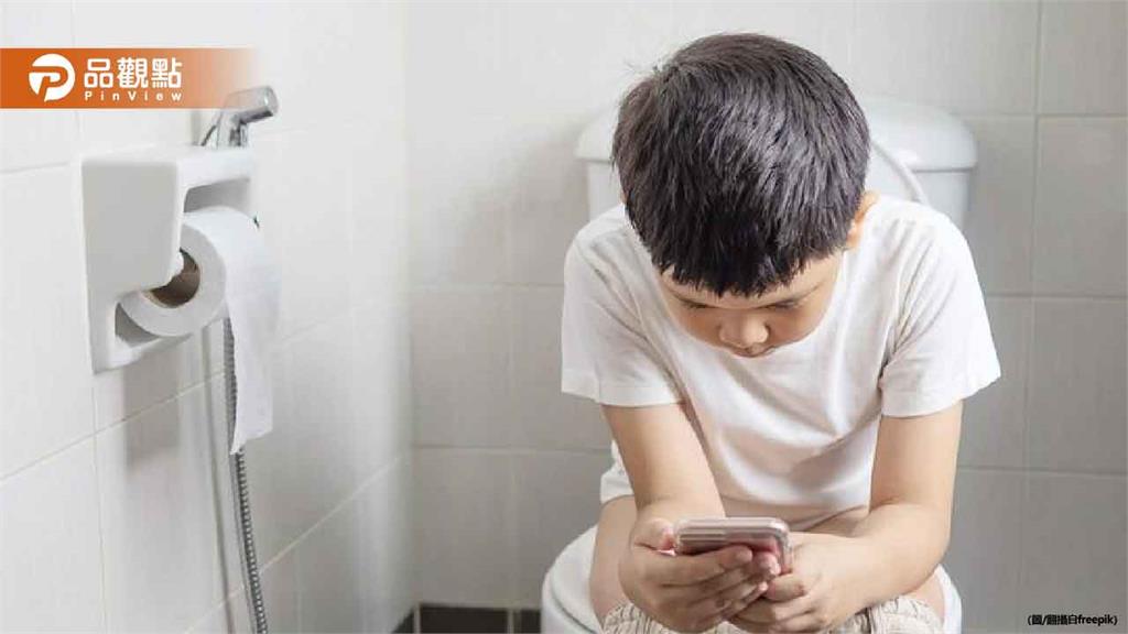 11歲男童玩手機導致嚴重便秘!醫警告:恐致腸道蠕動退化