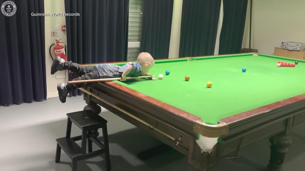 英國撞球神童2歲獲「兩項金氏世界紀錄」　父親：比我更有天賦