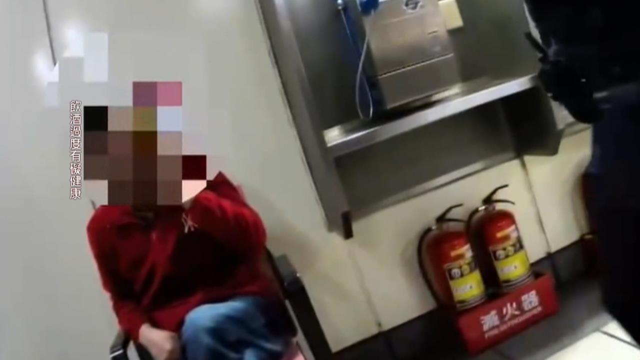 吃無敵星星？醉男大鬧捷運不鳥員警勸阻　遭壓制帶返所管束