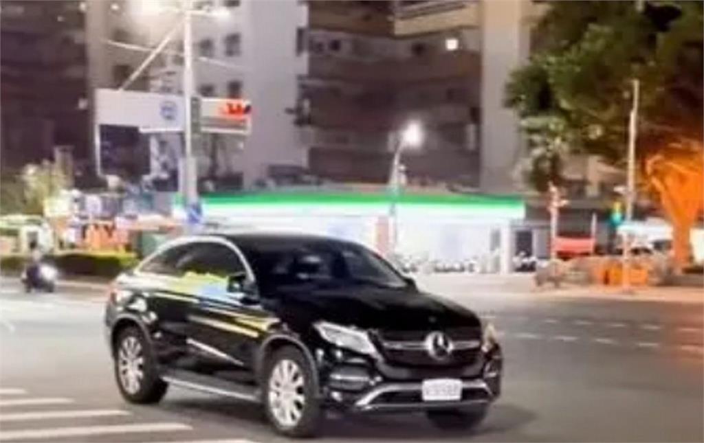 賓士車主囂張「霸停」馬路中央下車買宵夜　警方開罰：別再貪方便！