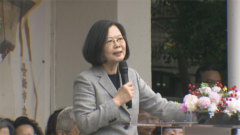 快新聞／中山女高遭中媒諷盤絲洞　蔡英文回母校暖喊：女生不需要被定義、被限制