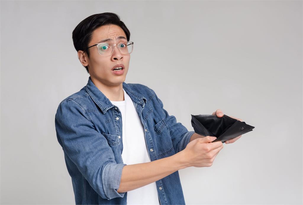 遇到請立刻逃!小氣男人的8個「奇葩摳門症狀」