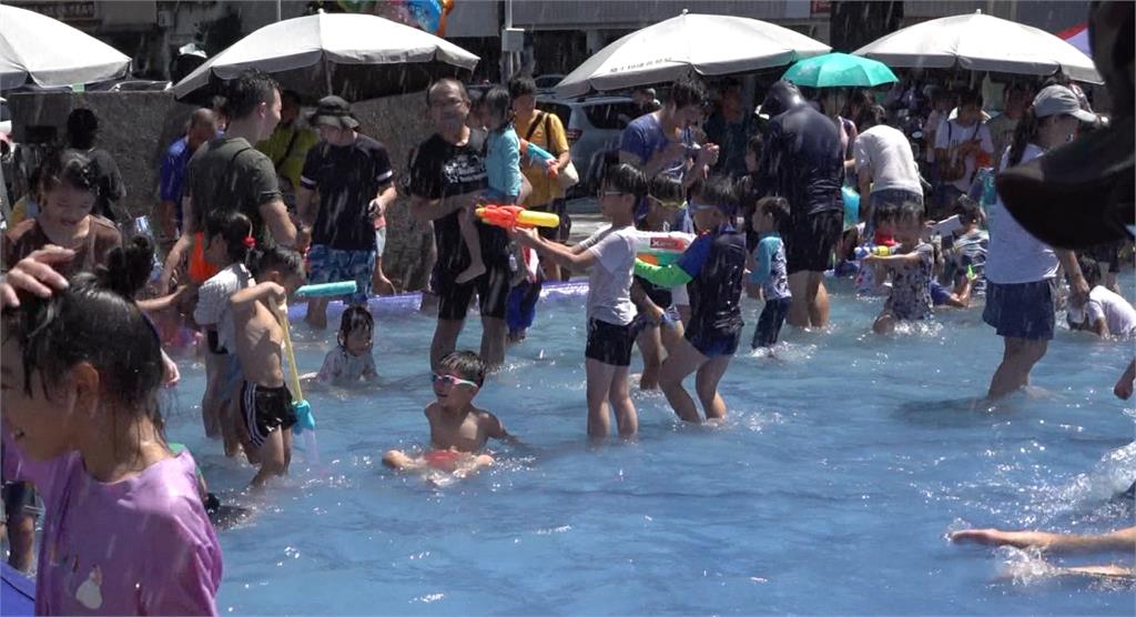 南投縣府廣場「親水電音趴」　設置戲水區變身「一日限定水樂園」