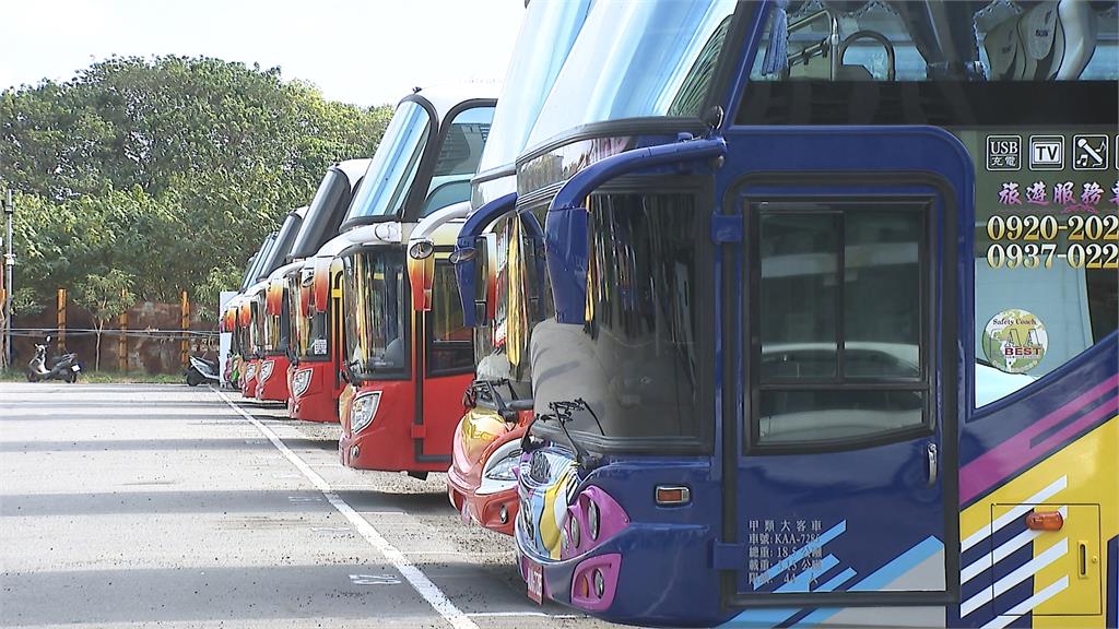 國旅大爆發、雙駕駛政策上路　遊覽車鬧駕駛荒