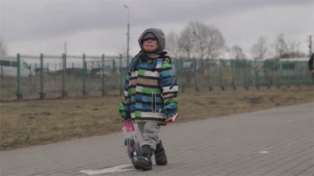 烏國難民大逃亡　烏克蘭母親帶孩子逃離戰爭