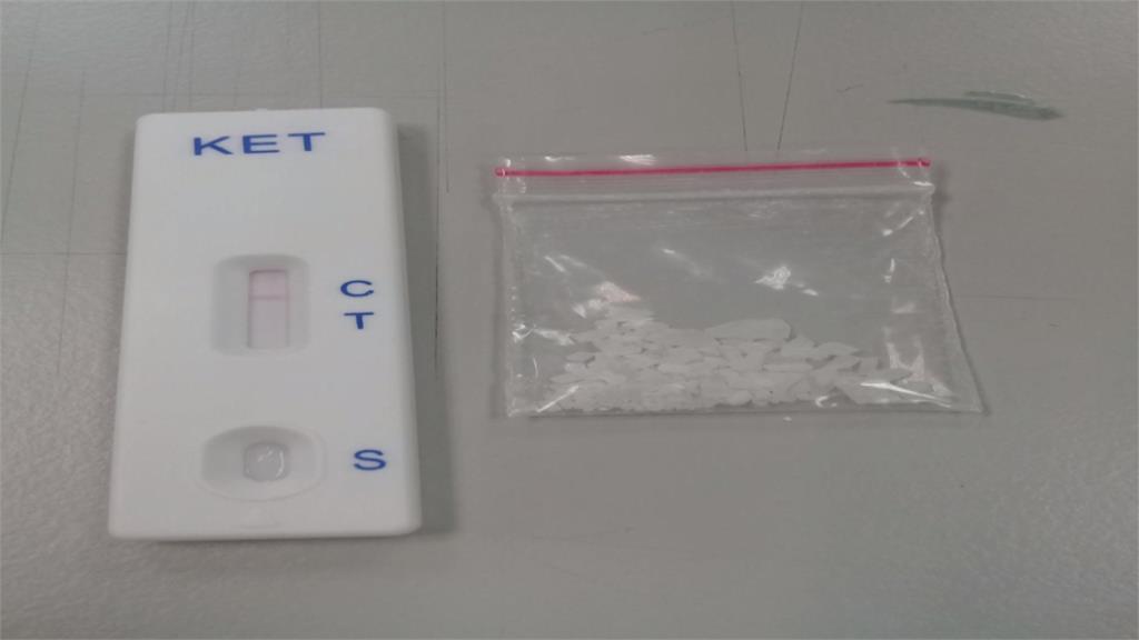 臨檢套房門外嗅出異味!警抓2女1男開毒趴