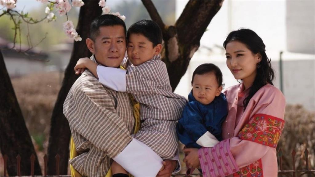 全球最帥君主！不丹國王凱薩爾為愛「自我政變」廢除一夫多妻制獨寵她