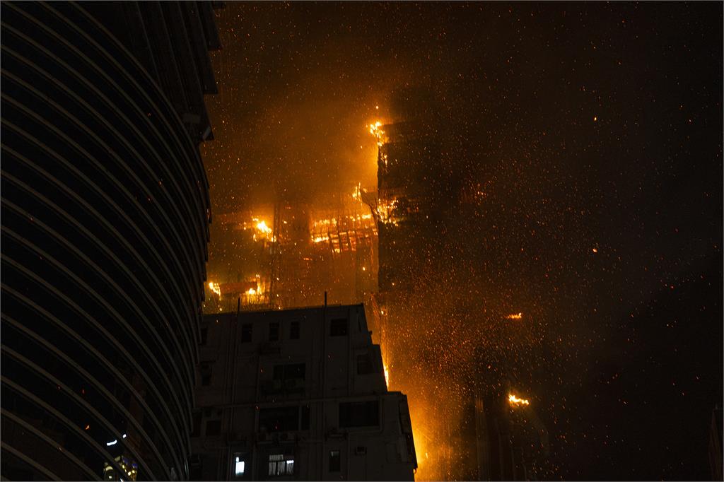 快新聞／畫面曝光！香港42層大樓惡火「染紅夜空」　已知2傷還波及喜來登