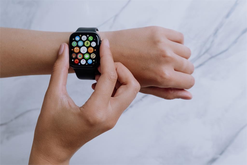 蘋果新專利曝！Apple Watch錶盤顏色可隨「服裝、錶帶」更換