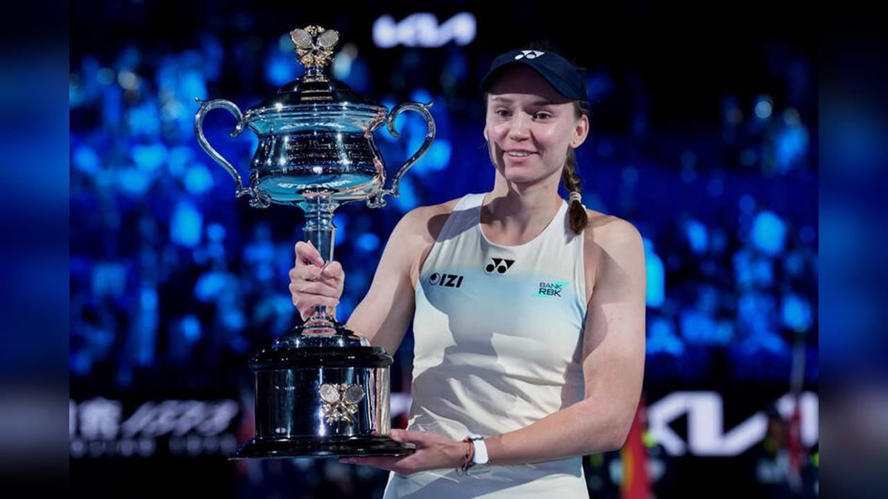 澳網(影)／鏖戰三盤勝球后！哈薩克蕾芭金娜首奪女單冠！生涯第二座大滿貫金盃入袋