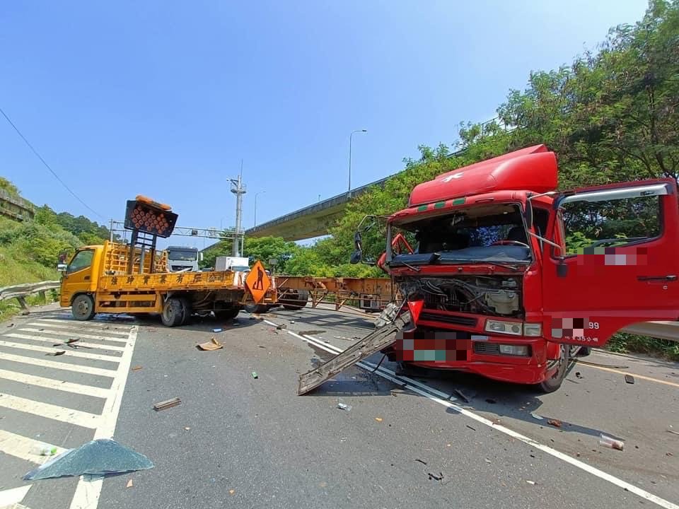 快新聞／台64線曳引車猛撞工程車「折甘蔗」　東向全線封閉