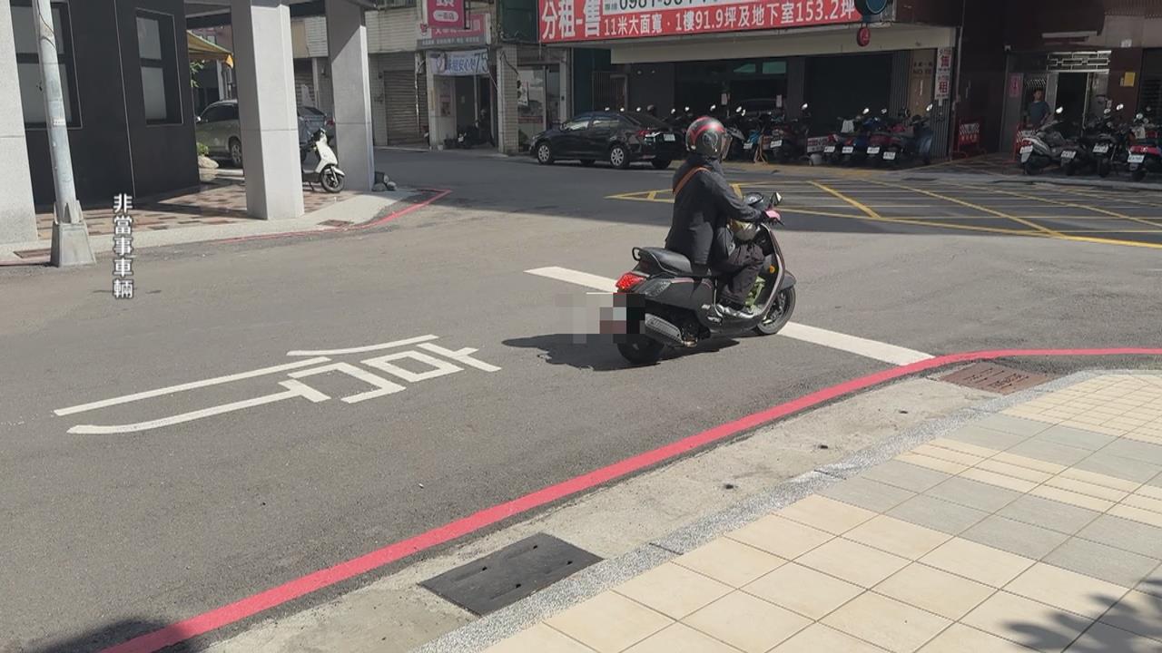 路口有「這個字」就要停! 騎士被警攔下開罰當街開噴