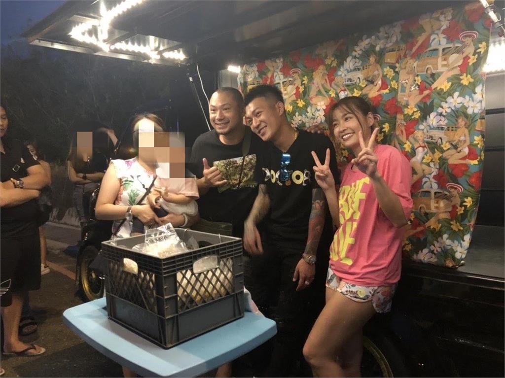 「鳳梨」墾丁當起叫賣哥　突襲「老婆」小嫻攤位！金剛傻眼吃醋