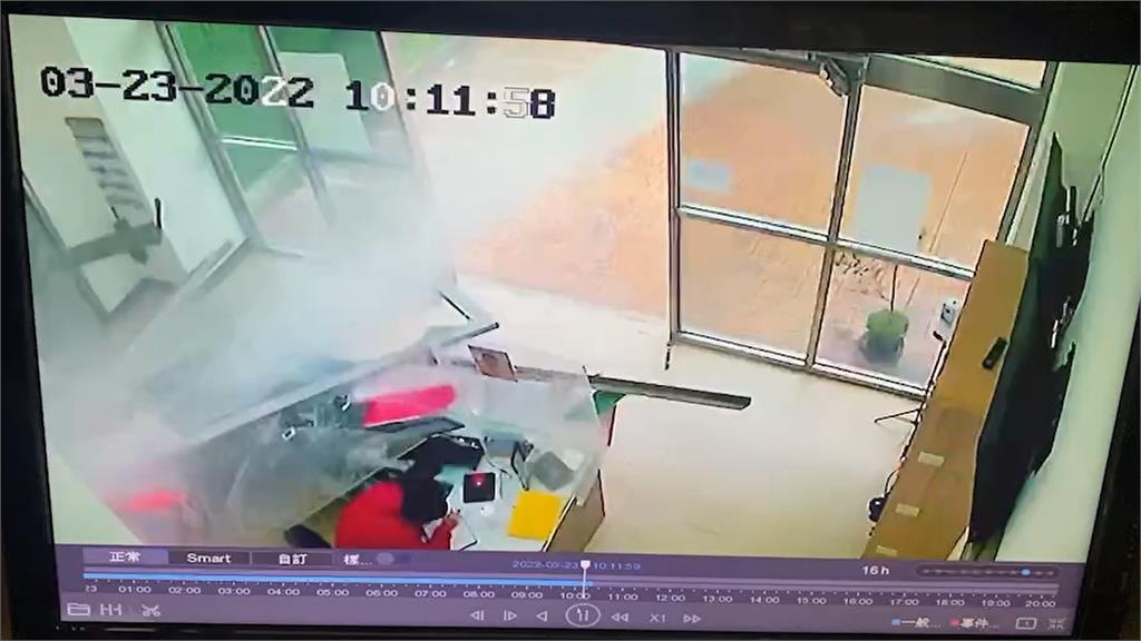 「消防界超跑」水砲轟自家門！超強水柱射破分隊大門直沖值班台