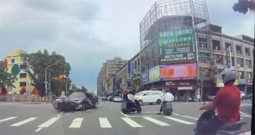 狂男飆車「闖紅燈遭撞」人秒噴出　擊落「待轉區2騎士」影片網嚇：本來會死